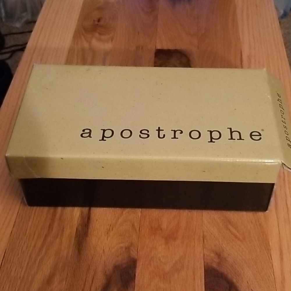Apostrophe Pumps Raven Red
